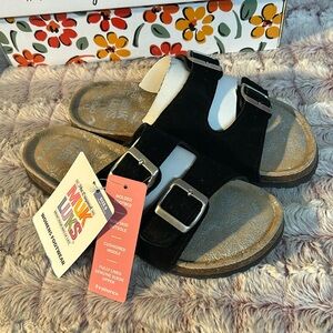 Mike Luke Women’s FootWear Suede sandal size 6